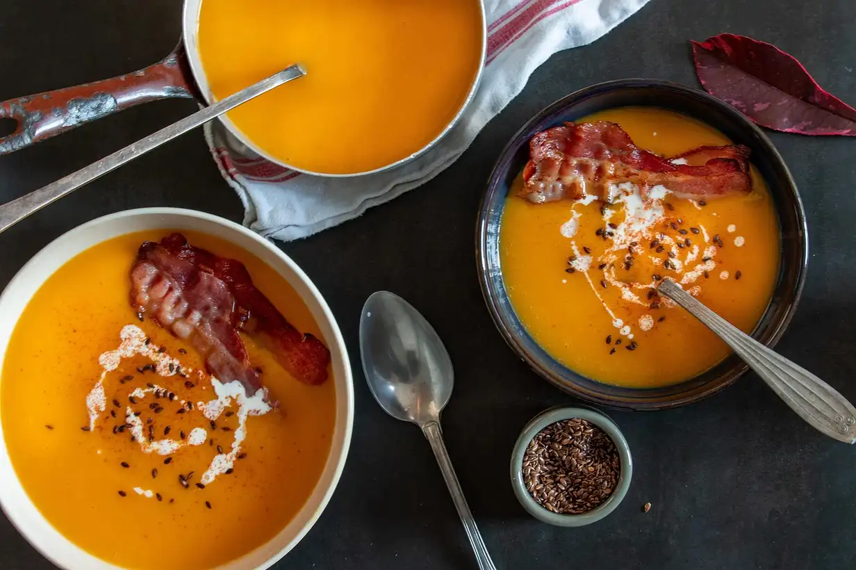 Comment préparer le butternut en cuisine, de l’épluchage à la cuisson au four et en soupe, avec des morceaux de courge prêts à être cuisinés