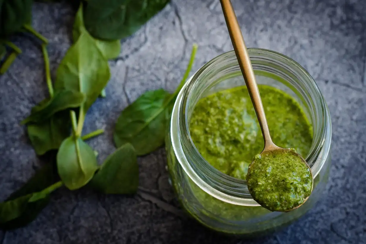 Bol de pesto vert d’hiver sans basilic, préparé avec des herbes et feuilles de saison comme alternative au basilic pour un pesto d’hiver