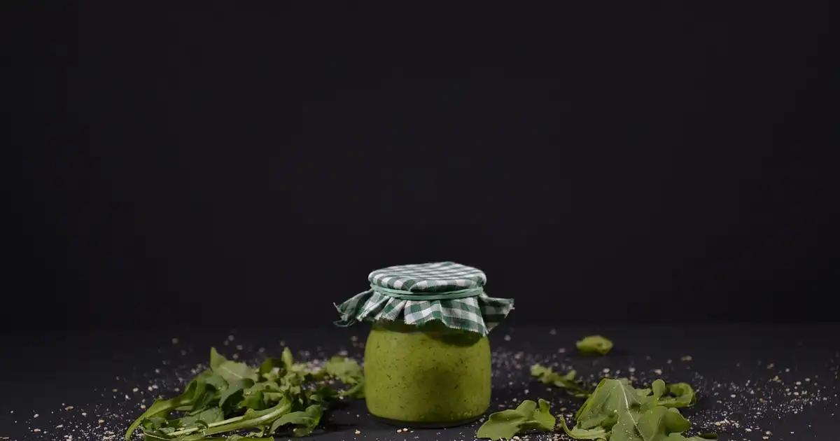 Salade de roquette fraîche avec légumes colorés dans une assiette sur une table en bois